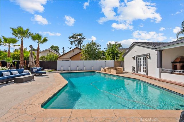 23036 Burbank, Woodland Hills, CA 91367