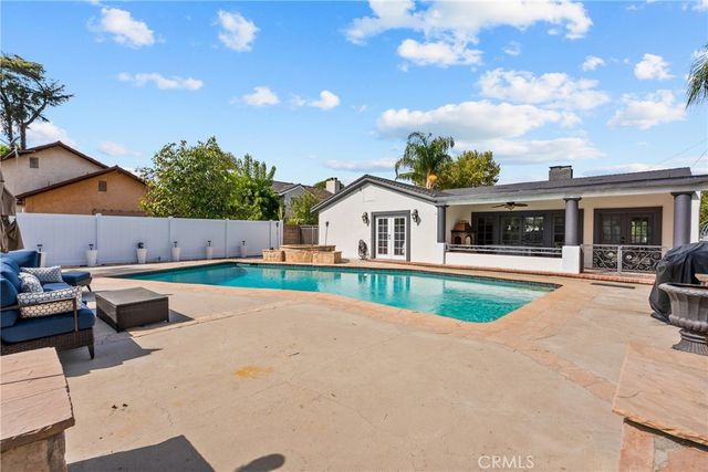 23036 Burbank, Woodland Hills, CA 91367