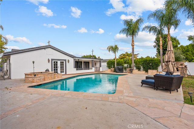 23036 Burbank, Woodland Hills, CA 91367