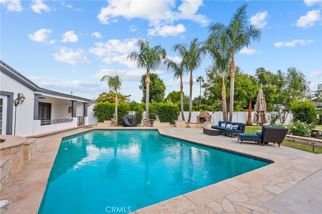 23036 Burbank, Woodland Hills, CA 91367