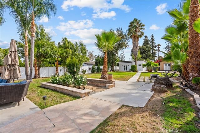 23036 Burbank, Woodland Hills, CA 91367