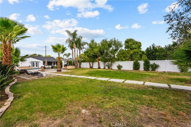 23036 Burbank, Woodland Hills, CA 91367