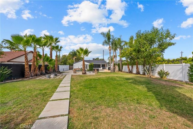 23036 Burbank, Woodland Hills, CA 91367
