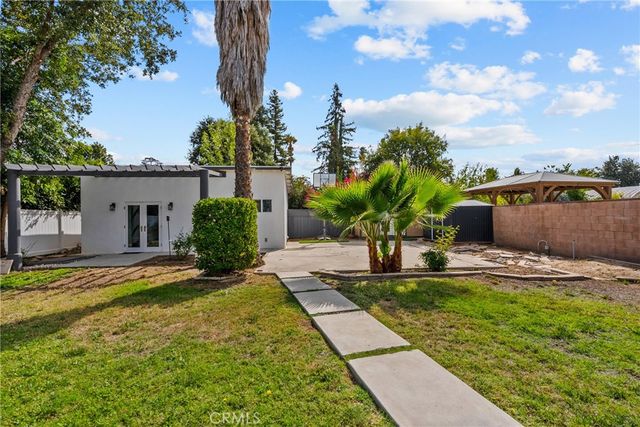 23036 Burbank, Woodland Hills, CA 91367
