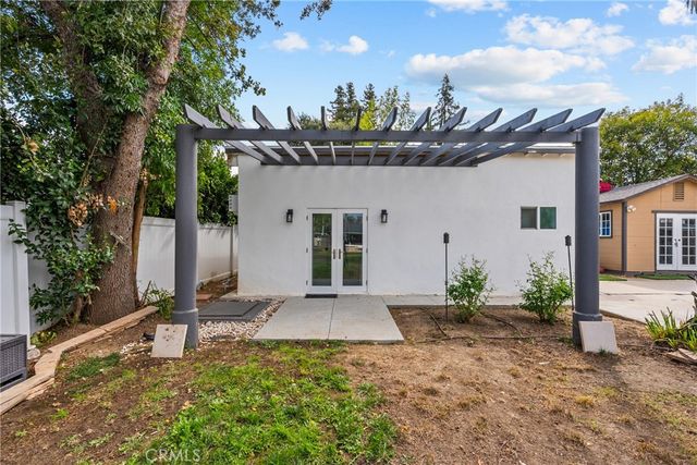 23036 Burbank, Woodland Hills, CA 91367