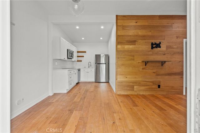 23036 Burbank, Woodland Hills, CA 91367