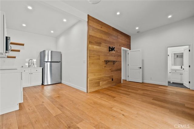 23036 Burbank, Woodland Hills, CA 91367