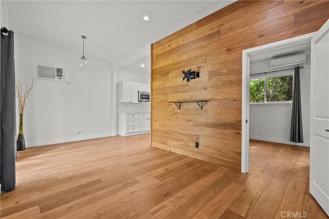 23036 Burbank, Woodland Hills, CA 91367