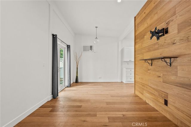 23036 Burbank, Woodland Hills, CA 91367