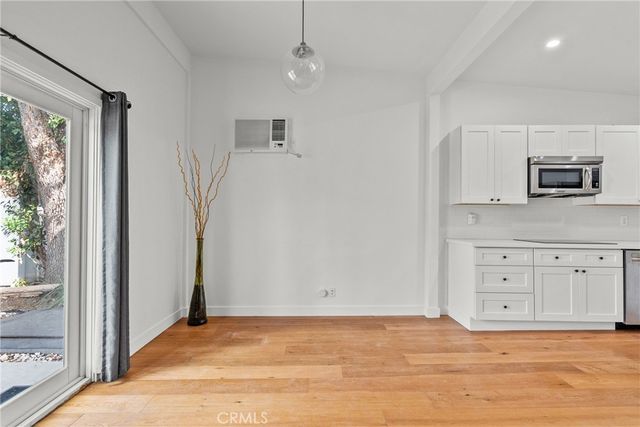 23036 Burbank, Woodland Hills, CA 91367