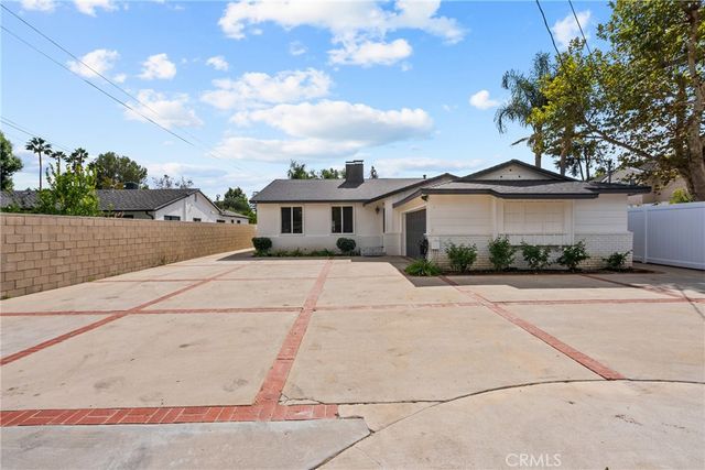 23036 Burbank, Woodland Hills, CA 91367