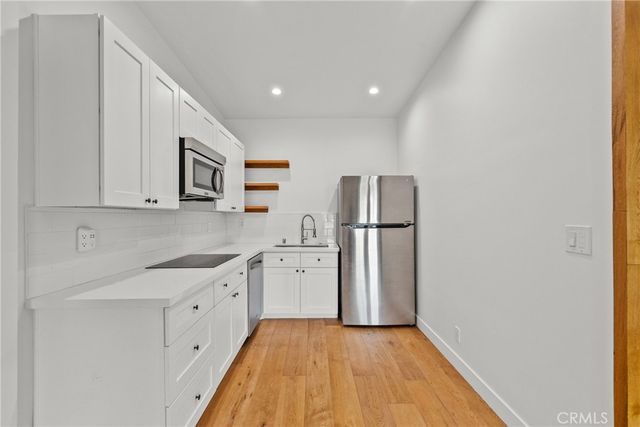 23036 Burbank, Woodland Hills, CA 91367