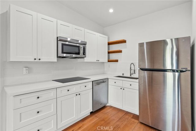 23036 Burbank, Woodland Hills, CA 91367