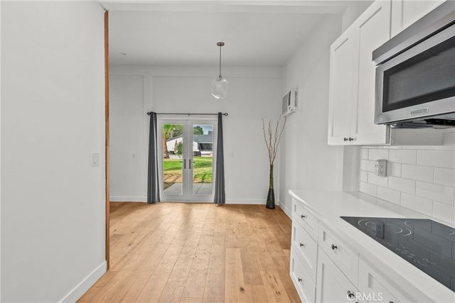 23036 Burbank, Woodland Hills, CA 91367
