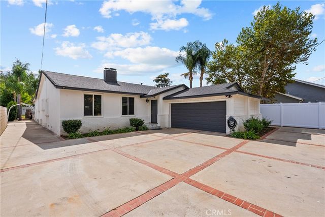 23036 Burbank, Woodland Hills, CA 91367