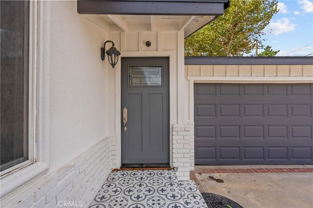 23036 Burbank, Woodland Hills, CA 91367