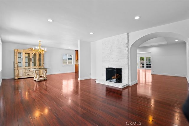 23036 Burbank, Woodland Hills, CA 91367
