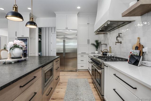 2584 Heights View Court, Rochester, MI 48306