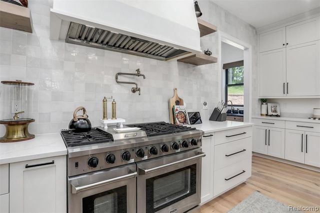 2584 Heights View Court, Rochester, MI 48306