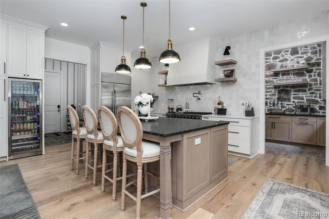 2584 Heights View Court, Rochester, MI 48306