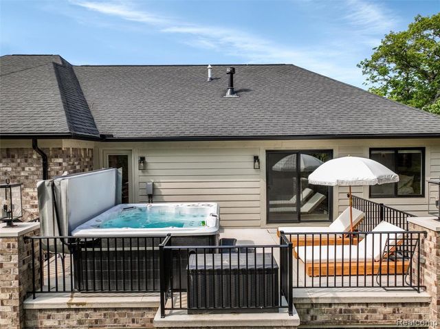 2584 Heights View Court, Rochester, MI 48306