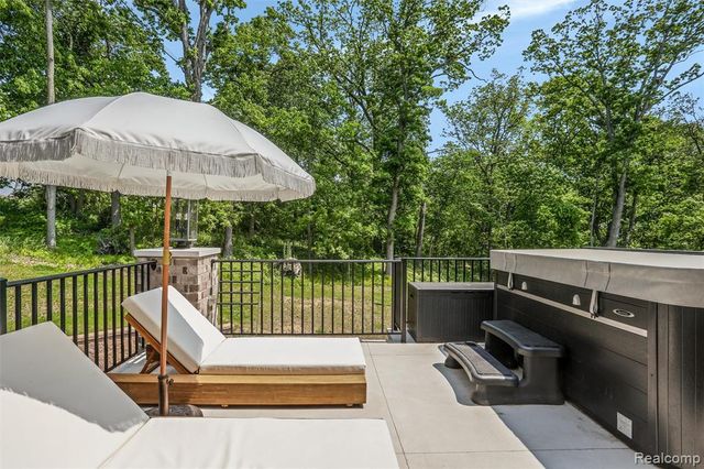 2584 Heights View Court, Rochester, MI 48306