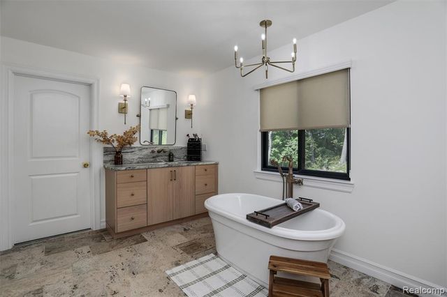 2584 Heights View Court, Rochester, MI 48306