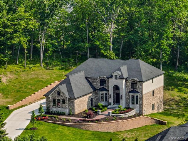 2584 Heights View Court, Rochester, MI 48306