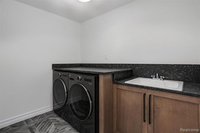 2584 Heights View Court, Rochester, MI 48306