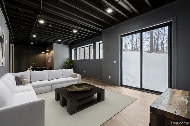 2584 Heights View Court, Rochester, MI 48306