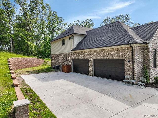 2584 Heights View Court, Rochester, MI 48306