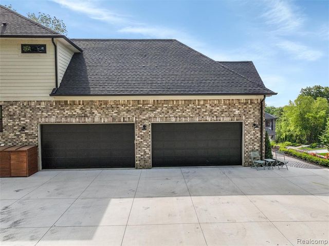 2584 Heights View Court, Rochester, MI 48306