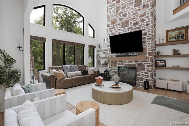 2584 Heights View Court, Rochester, MI 48306