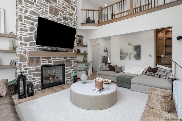 2584 Heights View Court, Rochester, MI 48306