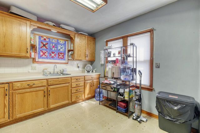 20060 W Greenfield AVENUE, Brookfield, WI 53045