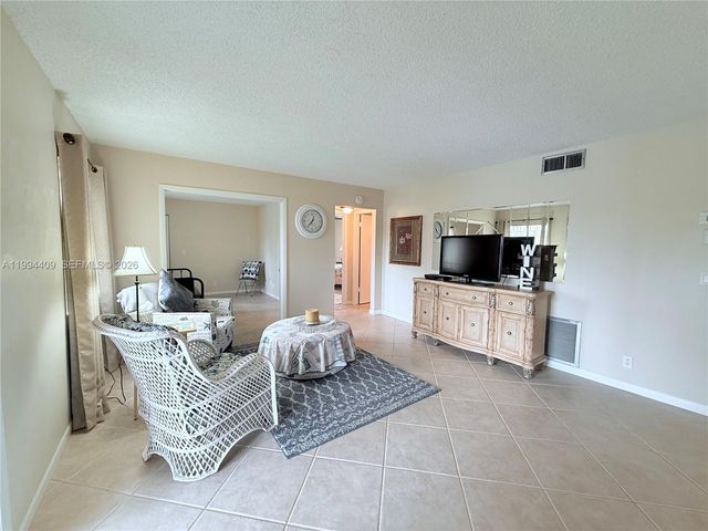 340 Pine Ridge Cir C-1, Green Acres, FL 33463
