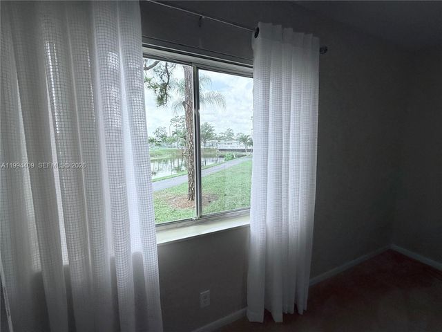 340 Pine Ridge Cir C-1, Green Acres, FL 33463