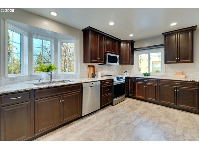 205 Ne BILLINGHER Dr, Portland, OR 97220