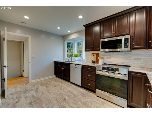 205 Ne BILLINGHER Dr, Portland, OR 97220