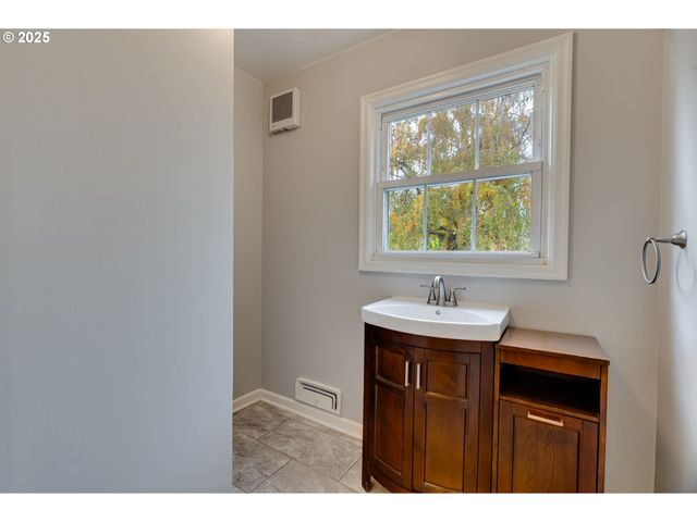 205 Ne BILLINGHER Dr, Portland, OR 97220