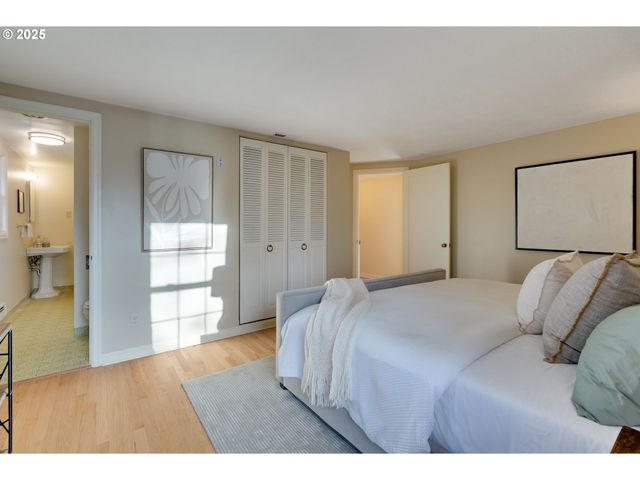 205 Ne BILLINGHER Dr, Portland, OR 97220