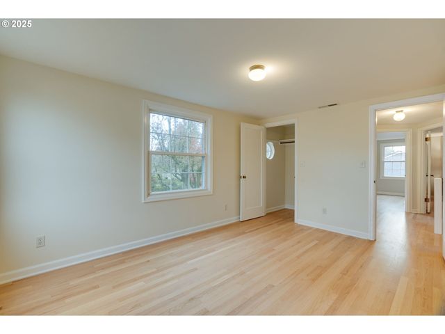 205 Ne BILLINGHER Dr, Portland, OR 97220