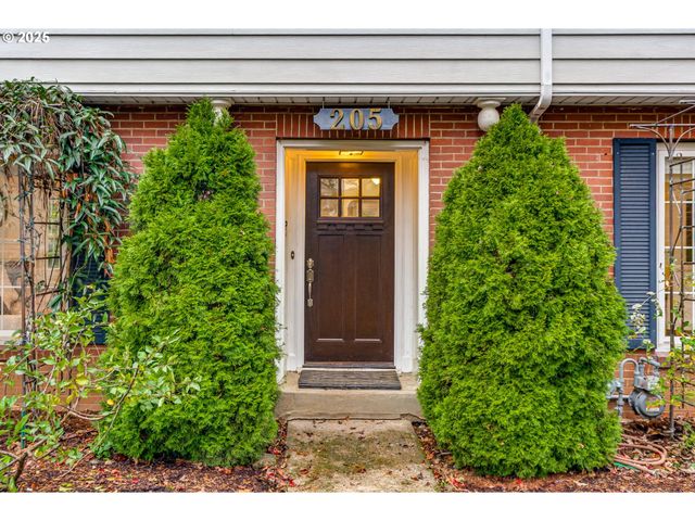 205 Ne BILLINGHER Dr, Portland, OR 97220