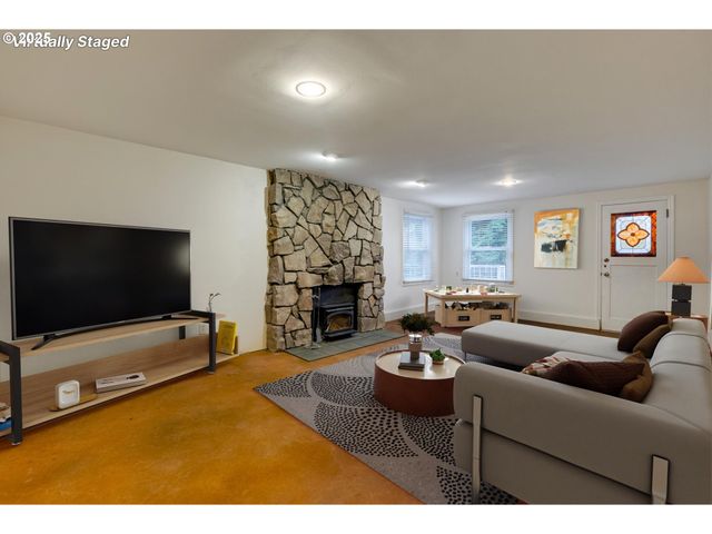 205 Ne BILLINGHER Dr, Portland, OR 97220