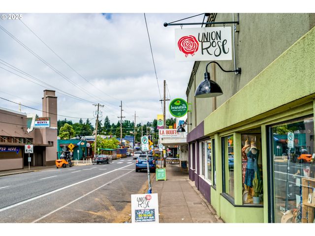 205 Ne BILLINGHER Dr, Portland, OR 97220