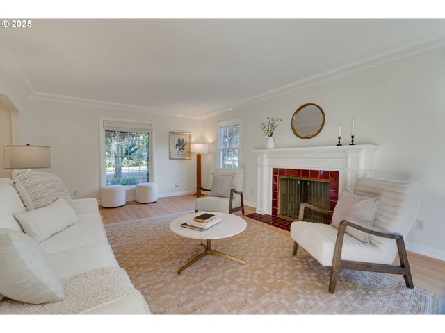 205 Ne BILLINGHER Dr, Portland, OR 97220