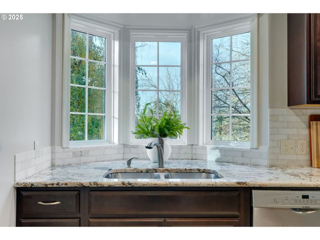 205 Ne BILLINGHER Dr, Portland, OR 97220