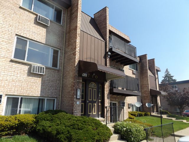 710 W Huntington Commons Road 1A, Mount Prospect, IL 60056
