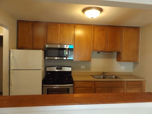 710 W Huntington Commons Road 1A, Mount Prospect, IL 60056