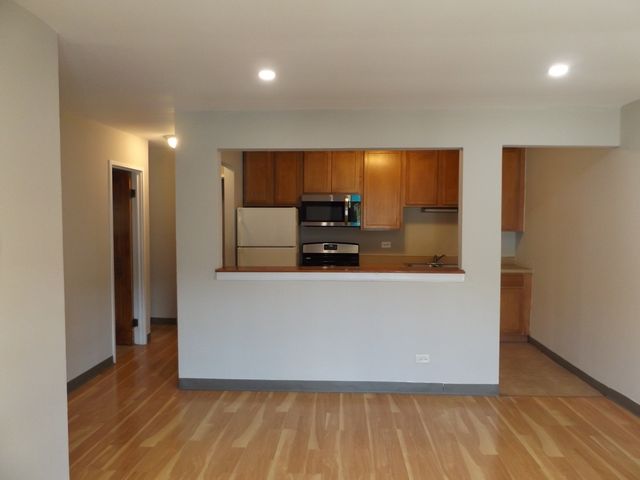 710 W Huntington Commons Road 1A, Mount Prospect, IL 60056